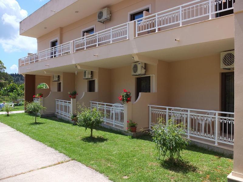 Toula'S Apartments Сідарі Екстер'єр фото